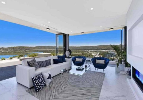 Stylish Penthouse With Views & Jacuzzi - Sydneys Hotel 0