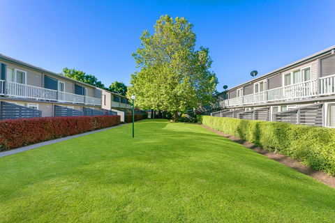Summer East Apartments - Sydneys Hotel 0