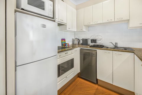 Super Convenient Apartment With Garden Views - Sydneys Hotel 3