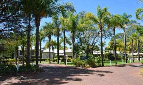 Swan Valley Oasis Resort - Sydneys Hotel 0