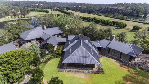 Sweven - Sydneys Hotel 1