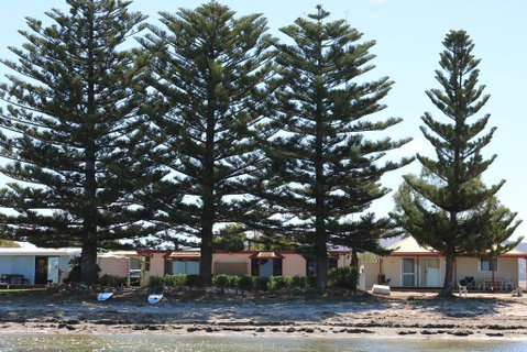 Tall Pines Beach House At Mount Dutton Bay (part Of Coffin Bay Waterways) - Sydneys Hotel 1