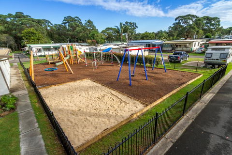 Tall Timbers Caravan Park - Sydneys Hotel 2