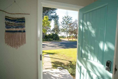 Tallowood Beachfront Cottage - Sydneys Hotel 2