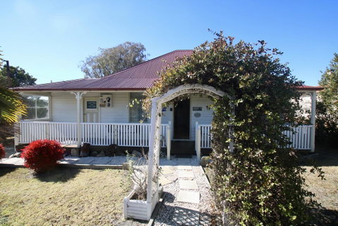 Tenterfield Historic C1895 Cottage - Sydneys Hotel 1