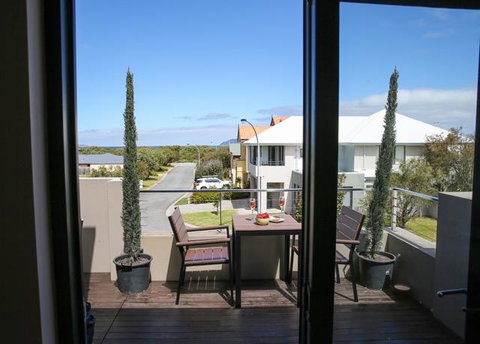 The Beach House At Bayside - Sydneys Hotel 1