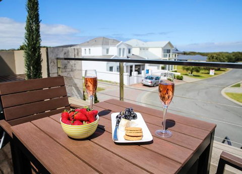 The Beach House At Bayside - Sydneys Hotel 0