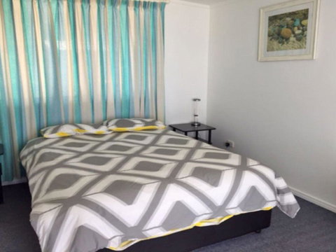 The Beach House' 169 Soldiers Point Road - Right On The Waterfront - Sydneys Hotel 2