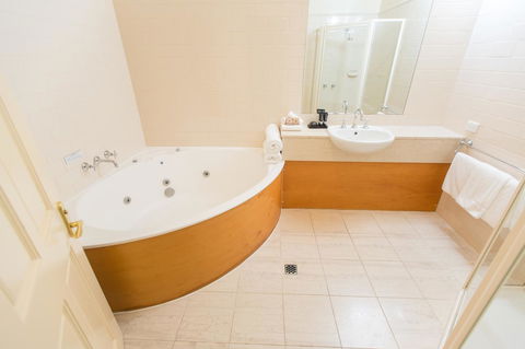 Strahan Village - Sydneys Hotel 23