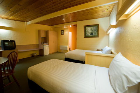 Strahan Village - Sydneys Hotel 41