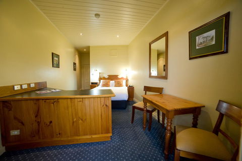 Strahan Village - Sydneys Hotel 32