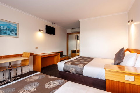 Beachfront Bicheno - Sydneys Hotel 13