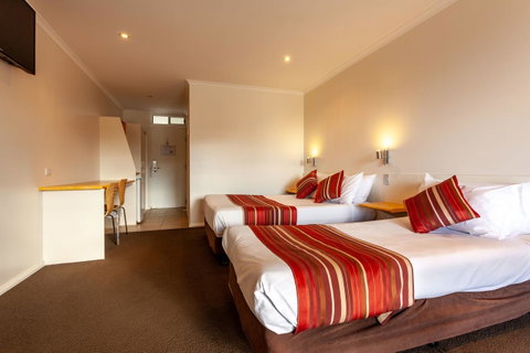 Beachfront Bicheno - Sydneys Hotel 27
