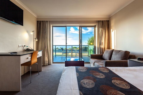 Beachfront Bicheno - Sydneys Hotel 0