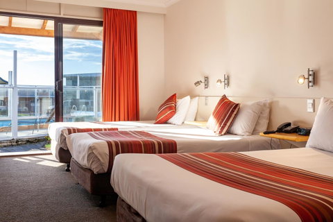 Beachfront Bicheno - Sydneys Hotel 2