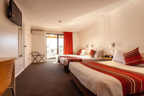 Beachfront Bicheno - Sydneys Hotel 26
