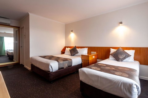 Beachfront Bicheno - Sydneys Hotel 11