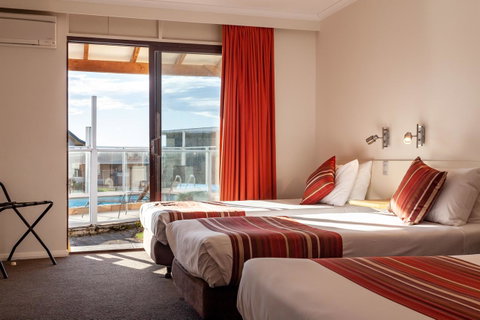 Beachfront Bicheno - Sydneys Hotel 1