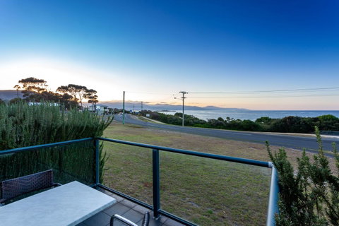 Beachfront Bicheno - Sydneys Hotel 10