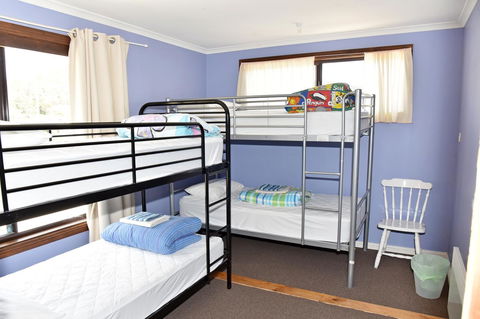 Bicheno Backpackers - Sydneys Hotel 1