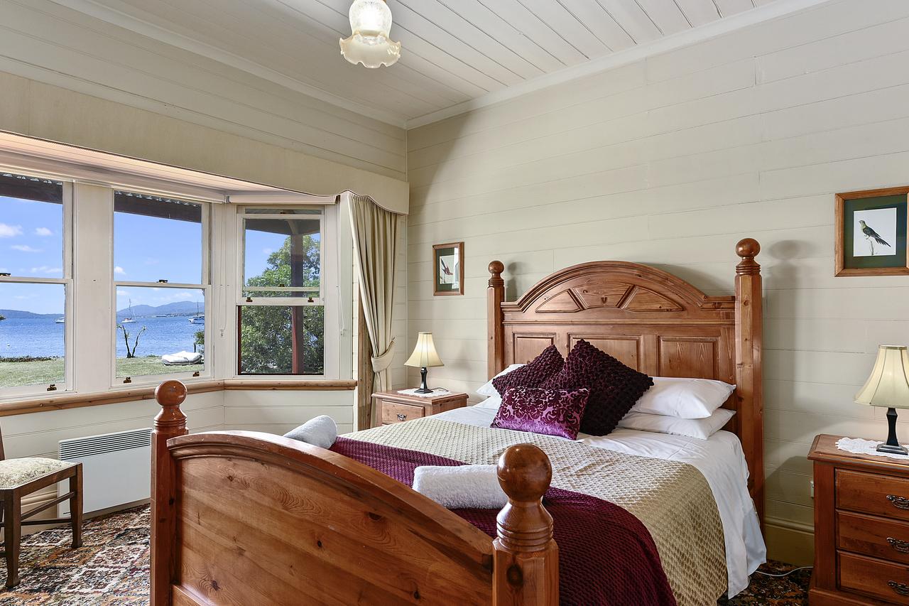 Sydneys Hotel