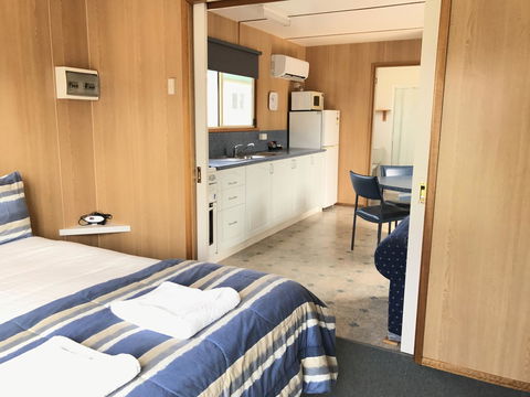 Strahan Beach Tourist Park - Sydneys Hotel 3