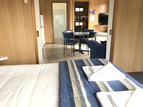 Strahan Beach Tourist Park - Sydneys Hotel 2