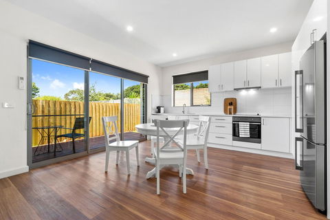 Rosewater Townhouses Dromana - Sydneys Hotel 9