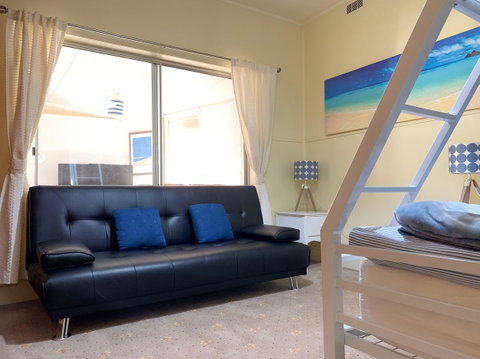 Nautique Beach House - Sydneys Hotel 10