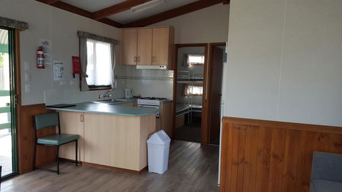 Echo Beach Tourist Park - Sydneys Hotel 23