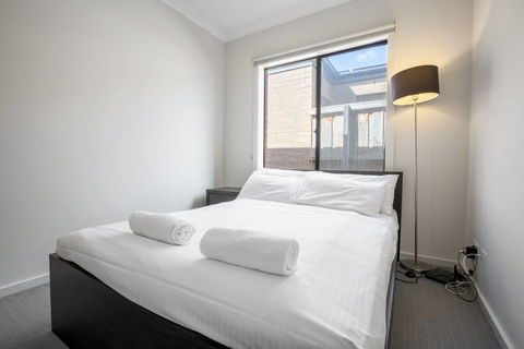 Holiday Rose - Sydneys Hotel 9