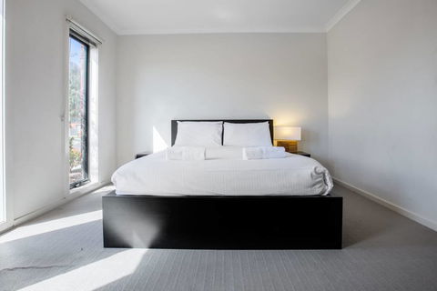 Holiday Rose - Sydneys Hotel 0