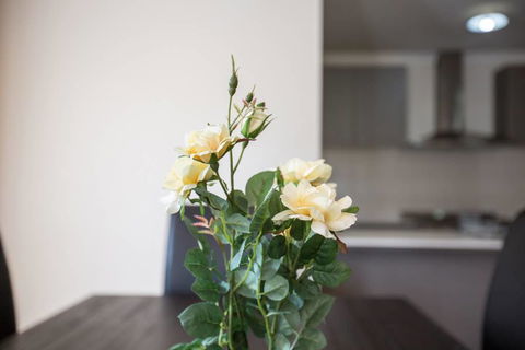 Holiday Rose - Sydneys Hotel 8