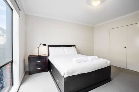 Holiday Rose - Sydneys Hotel 6