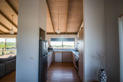 Sunsets On Martyrs Luxury Coastal Beach House Peterborough - Sydneys Hotel 4