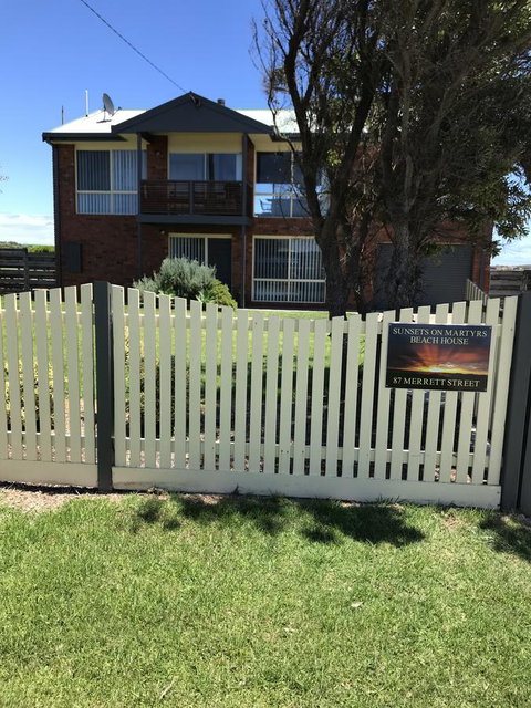 Sunsets On Martyrs Luxury Coastal Beach House Peterborough - Sydneys Hotel 20