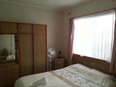 Beachcomber Holiday Units - Sydneys Hotel 30