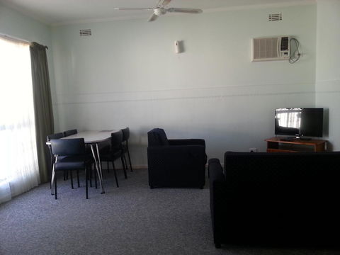 Beachcomber Holiday Units - Sydneys Hotel 36