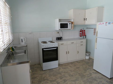 Beachcomber Holiday Units - Sydneys Hotel 33