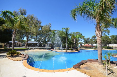Tasman Holiday Parks - Merool On The Murray - Sydneys Hotel 9