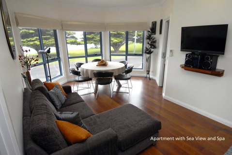 Seascape Accommodation - Sydneys Hotel 1
