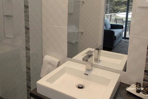 Seascape Accommodation - Sydneys Hotel 11