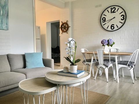 The Wheelhouse - 2BR Waterfront Apt In Town - Sydneys Hotel 0