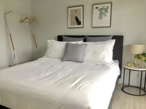 The Wheelhouse - 2BR Waterfront Apt In Town - Sydneys Hotel 7