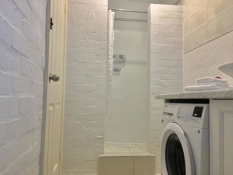 The Wheelhouse - 2BR Waterfront Apt In Town - Sydneys Hotel 14