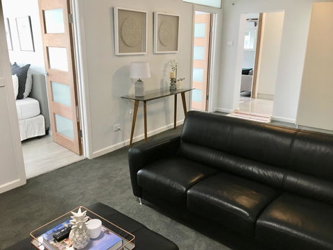 The Wheelhouse - 2BR Waterfront Apt In Town - Sydneys Hotel 10