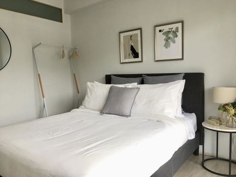 The Wheelhouse - 2BR Waterfront Apt In Town - Sydneys Hotel 9