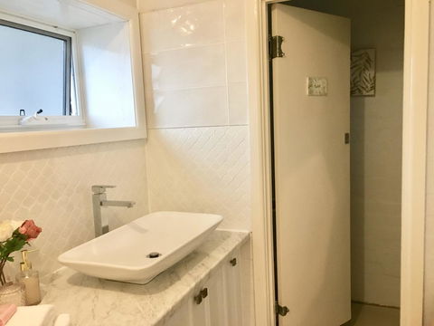 The Wheelhouse - 2BR Waterfront Apt In Town - Sydneys Hotel 12