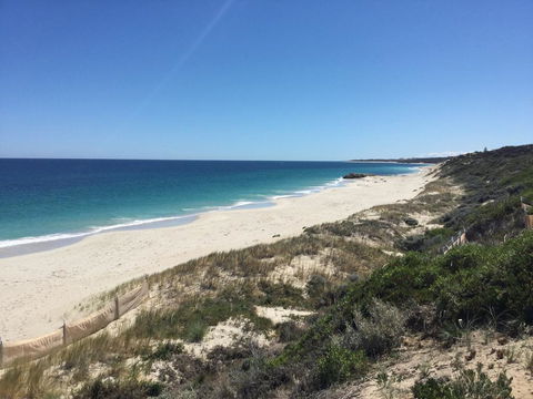 The Blue Beach House - Sydneys Hotel 1