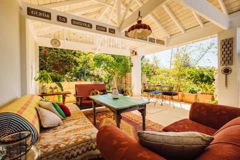 The Blue Beach House - Sydneys Hotel 0